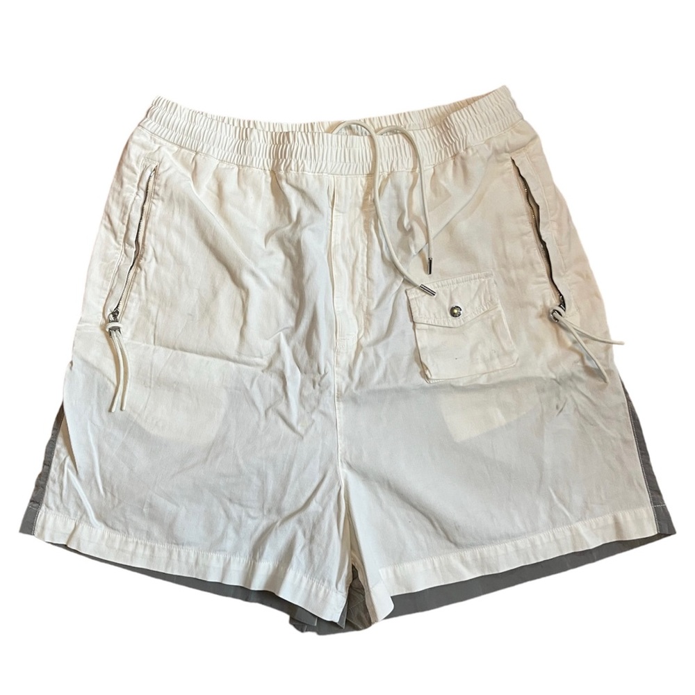 Moncler 2 1952 Bermuda shorts 
White & Silver Size 48 M/L